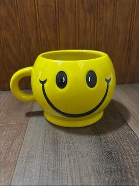 Yellow Smiley Face Ceramic Mug - Cheerful Home Kitchen Cup